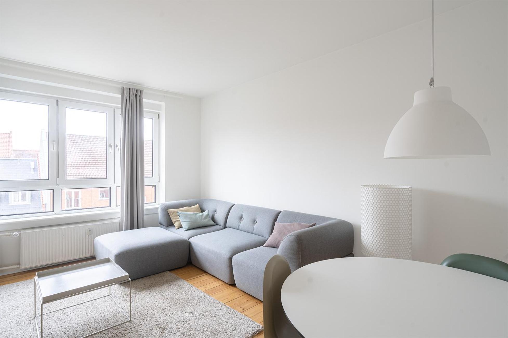 Apartment Refurbished 2-bed Close To Metro And Airport *