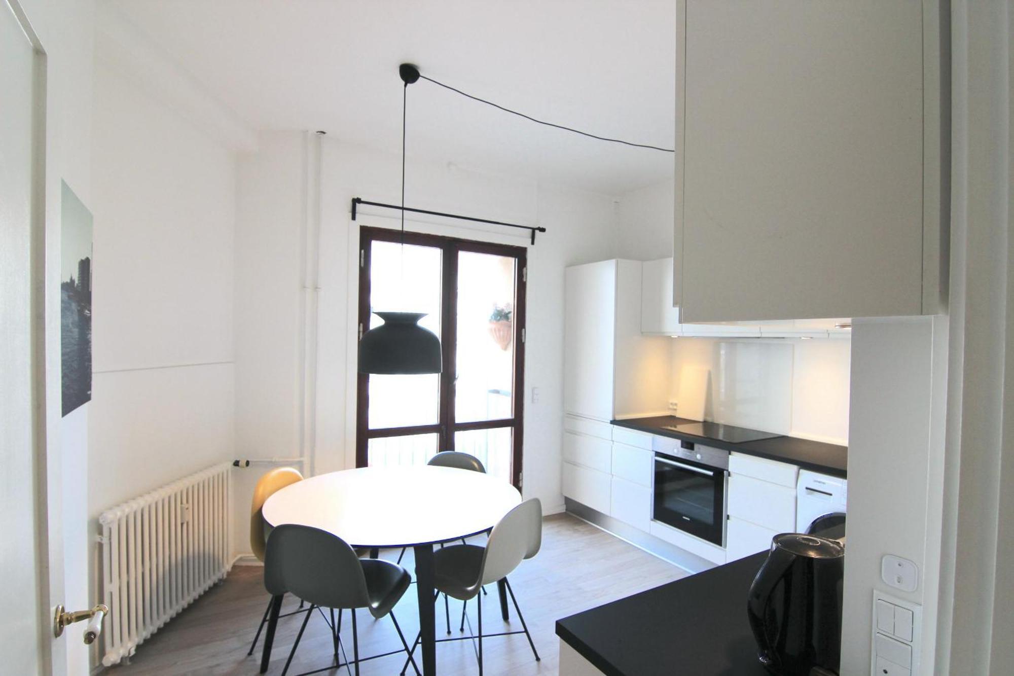 Great 1-bed With French Balcony In Center *