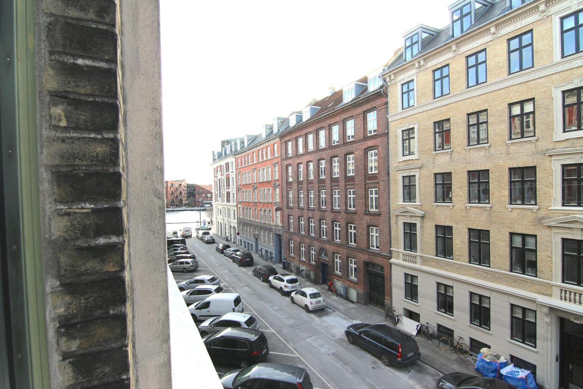 Great 1-bed With French Balcony In Center *
