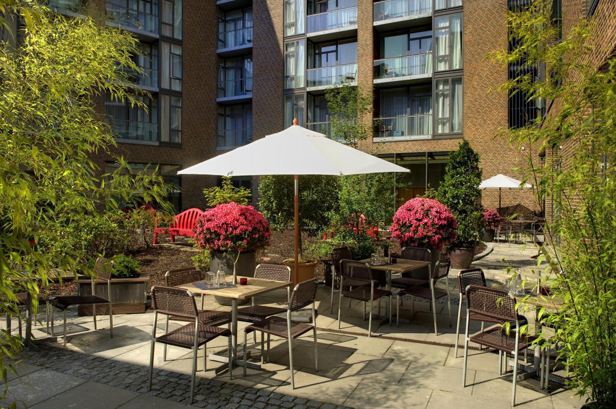 Apartahotel Adina 4*