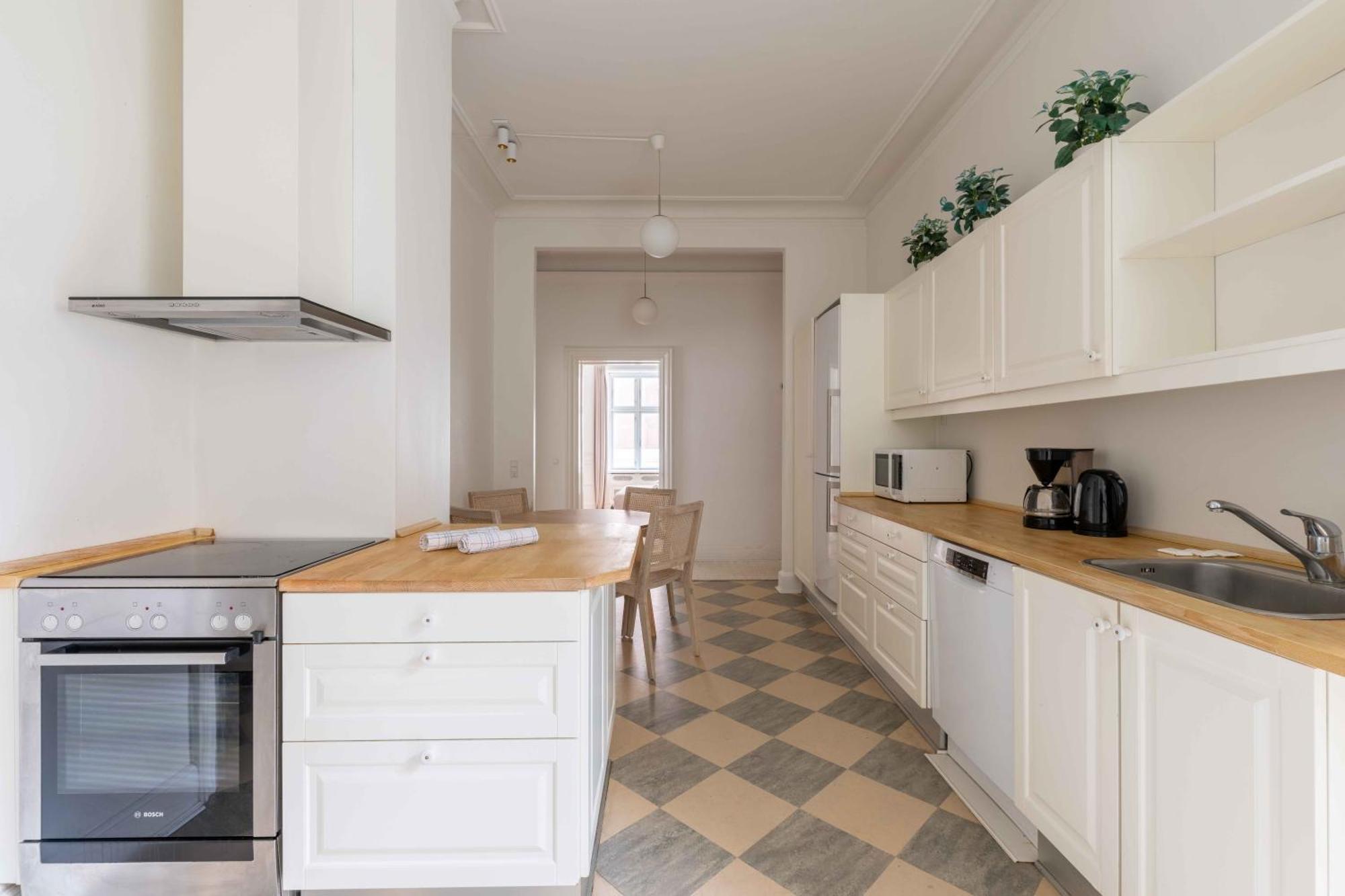 Large Flats In By Tivoli Gardens *