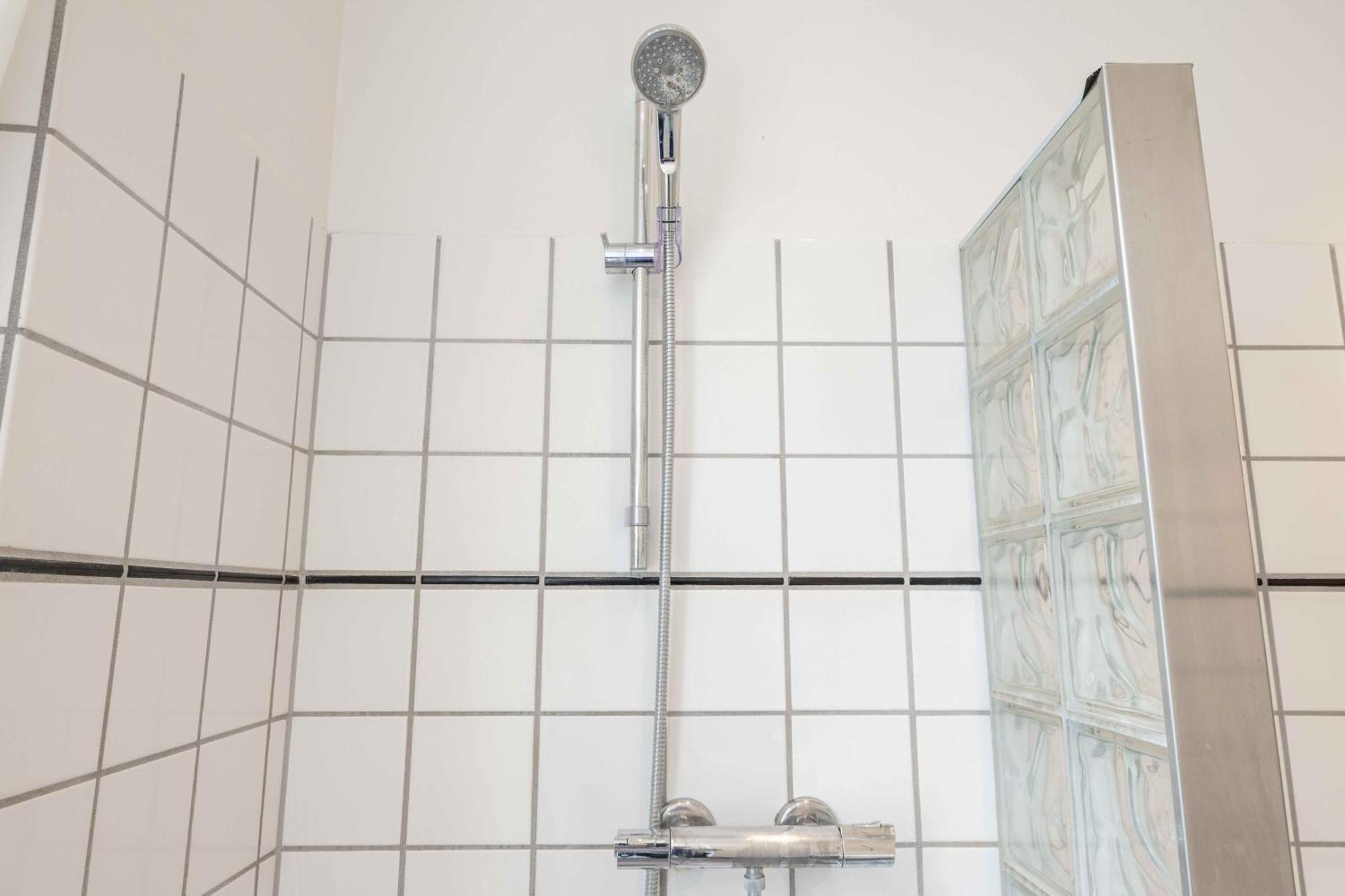 Large Flats In By Tivoli Gardens Apartment *