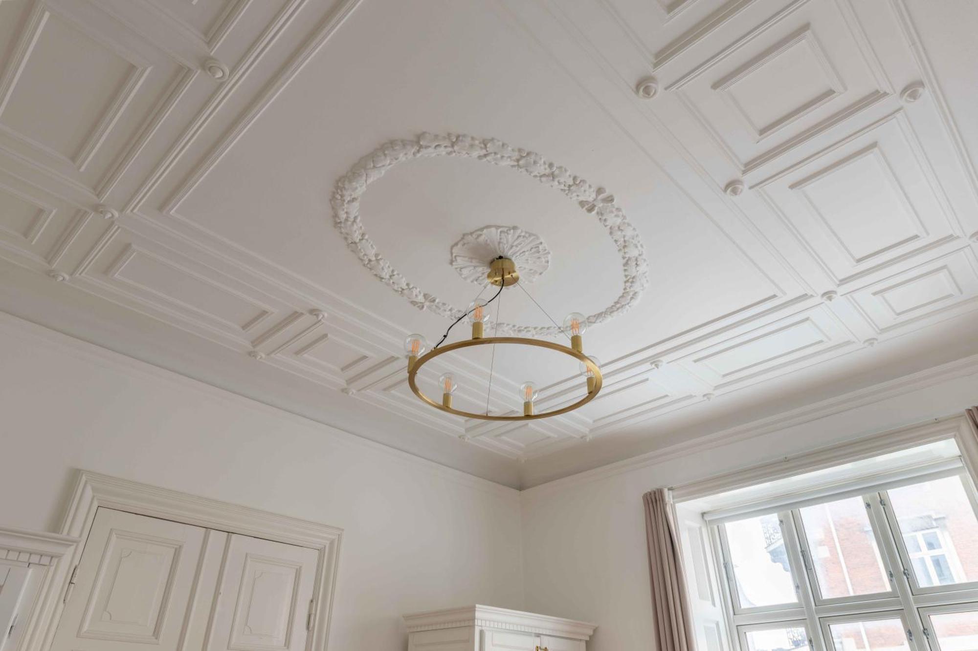 Large Flats In By Tivoli Gardens *