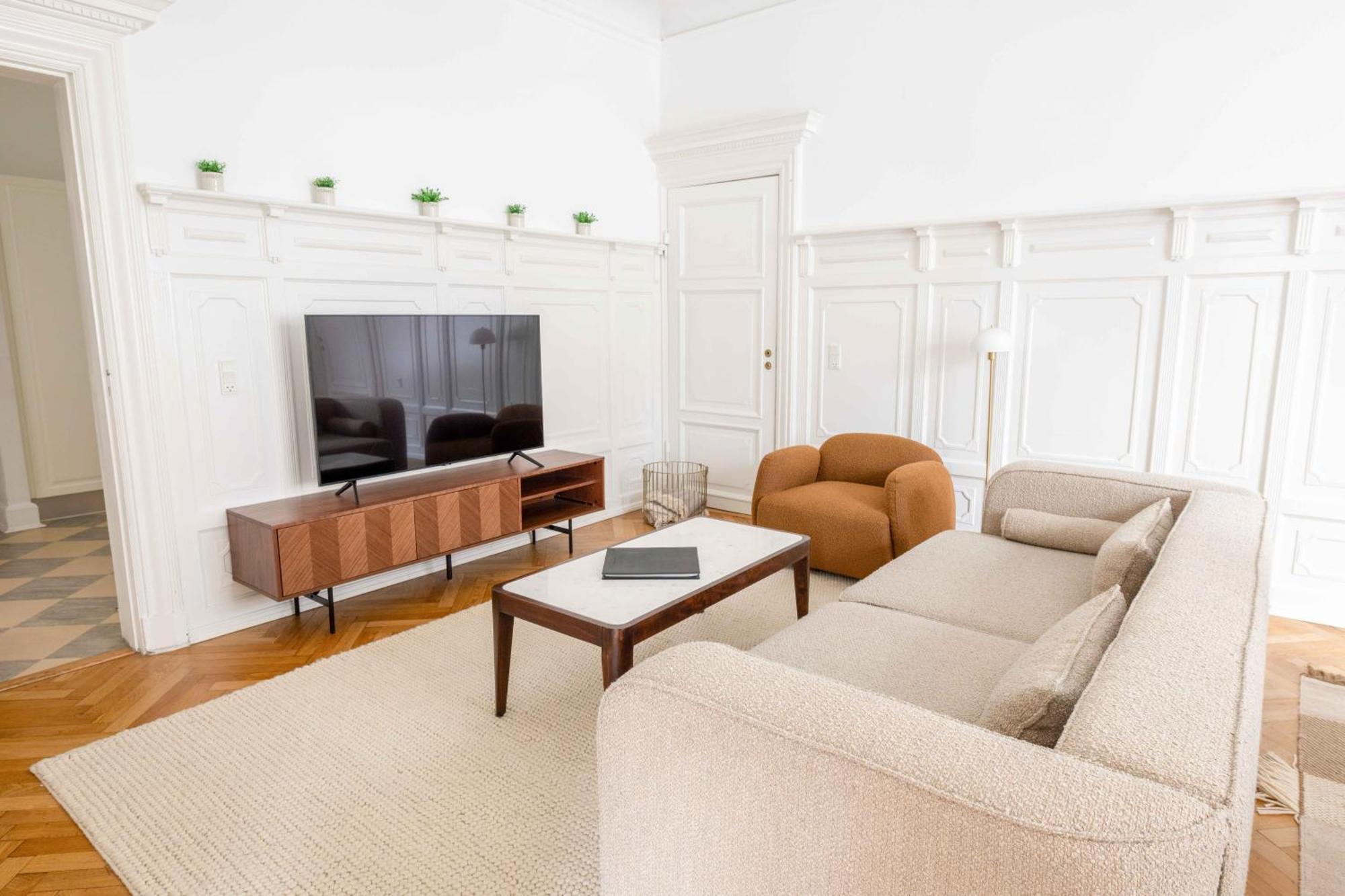 Large Flats In By Tivoli Gardens