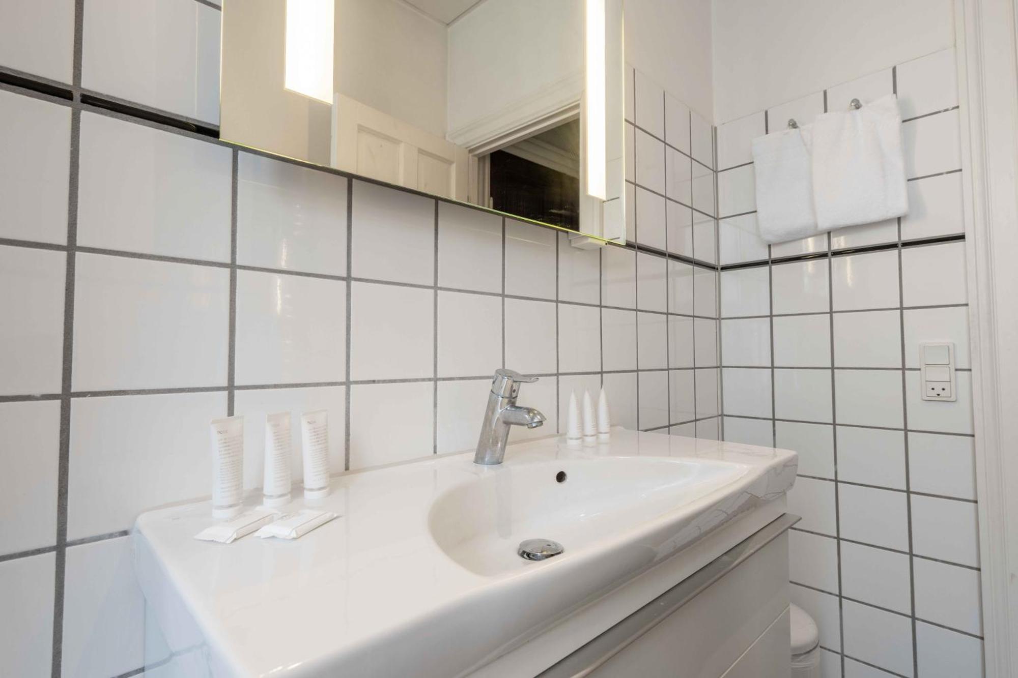 Large Flats In By Tivoli Gardens Apartment