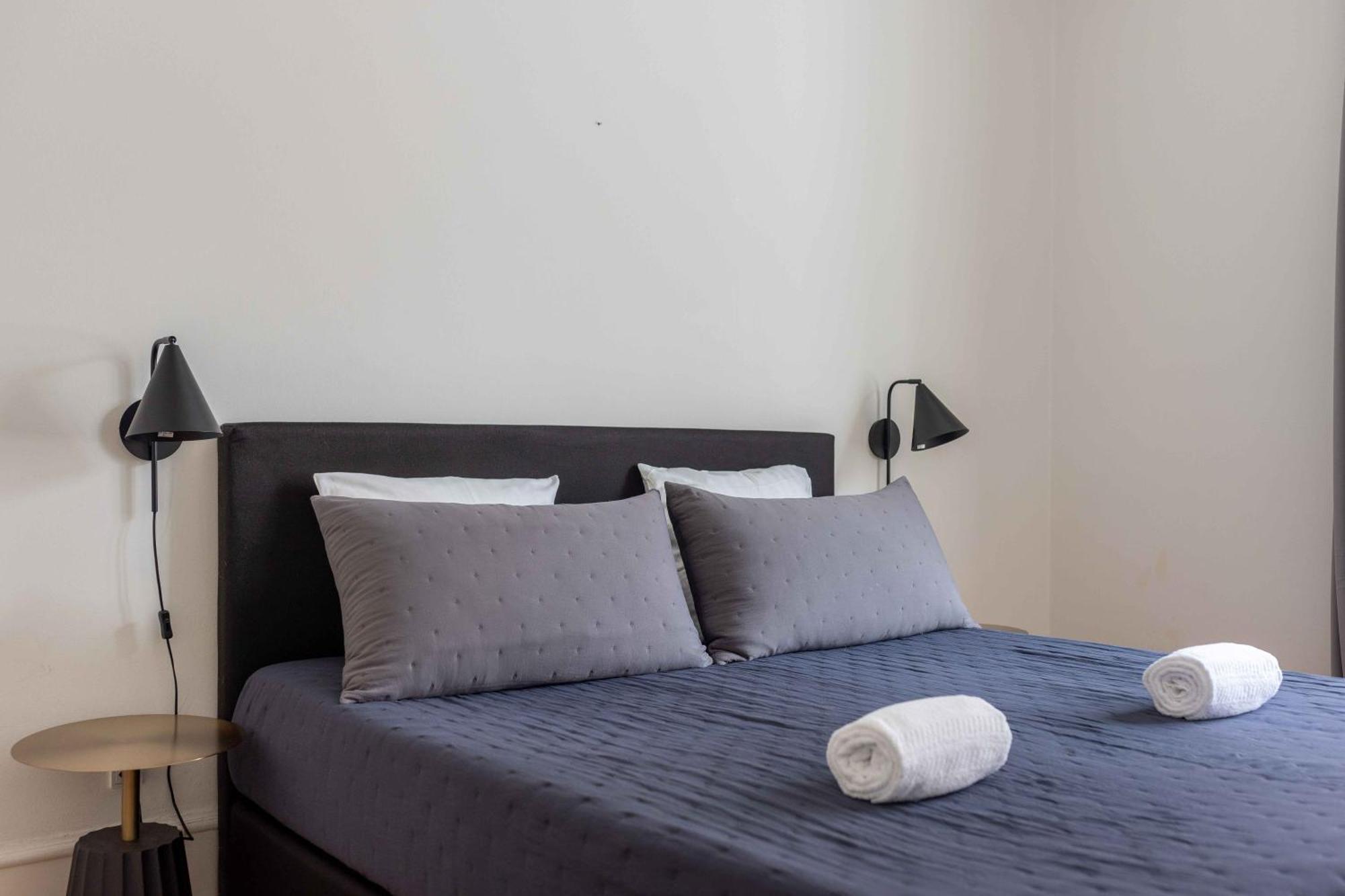 Large Flats In By Tivoli Gardens Apartment *