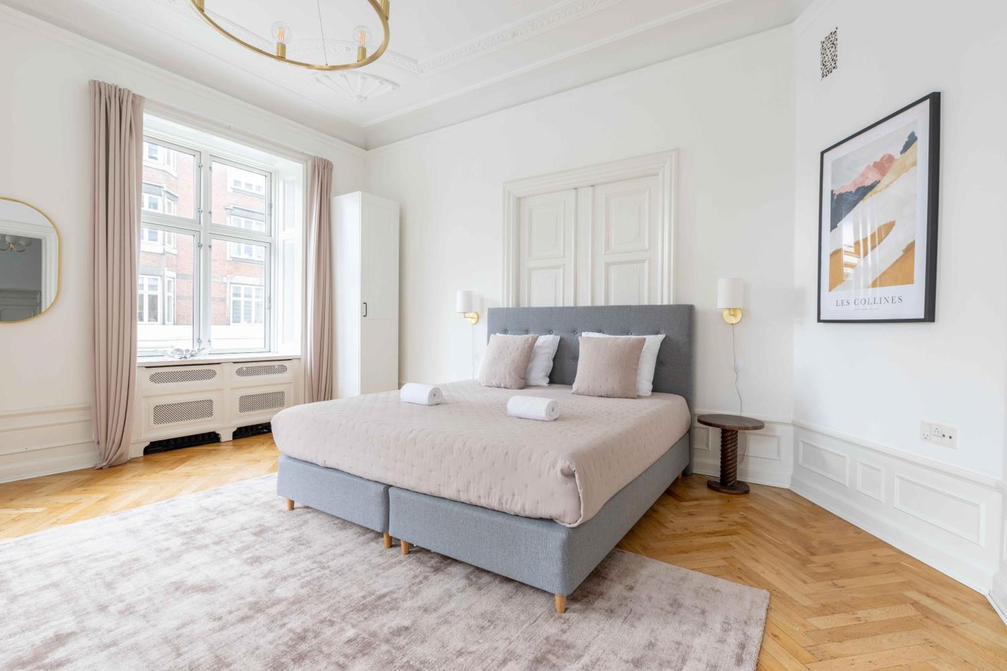 Large Flats In By Tivoli Gardens *