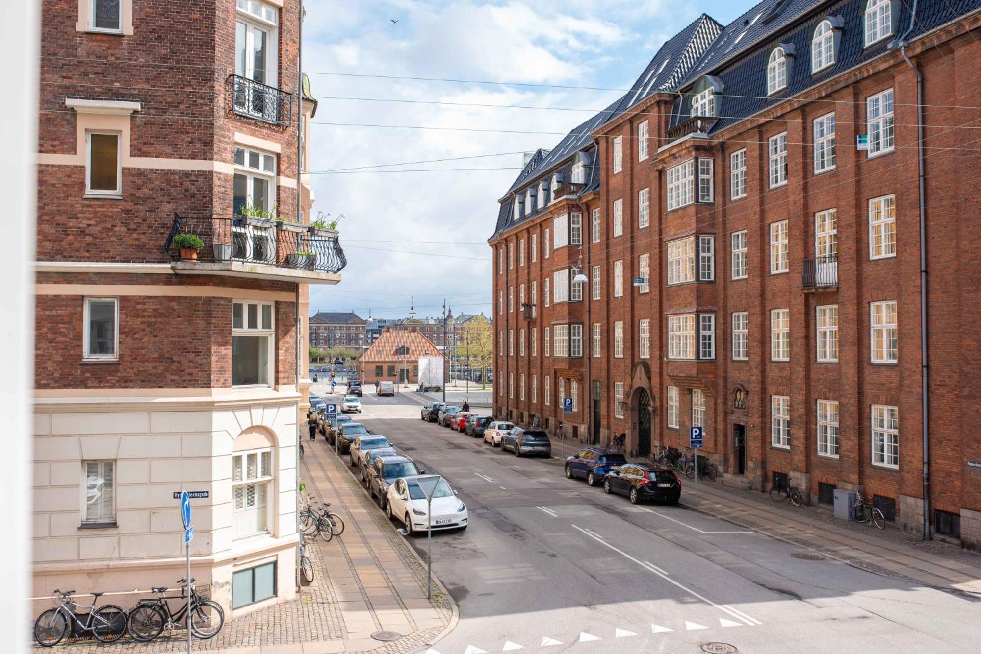 Large Flats In By Tivoli Gardens Copenhagen