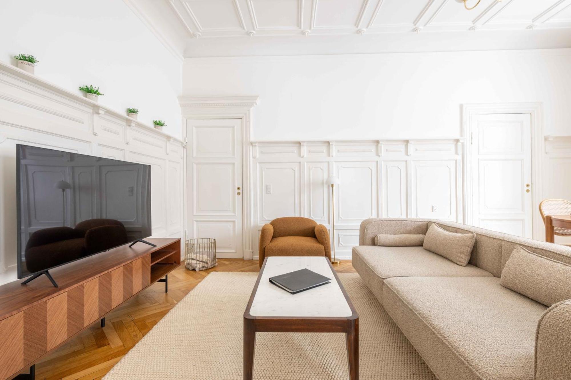 Large Flats In By Tivoli Gardens Apartment