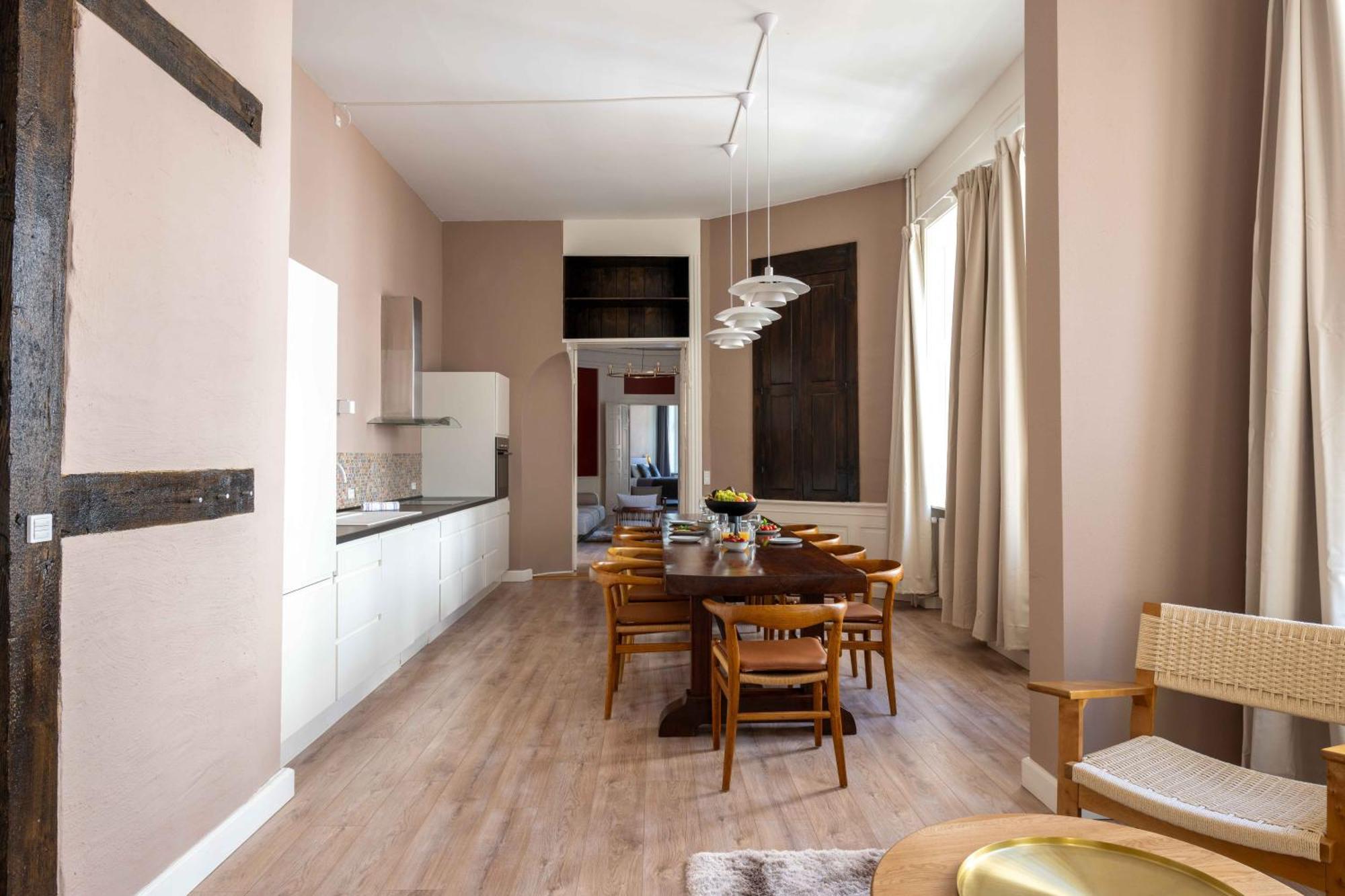 Deluxe Apartment At Perfect Location *