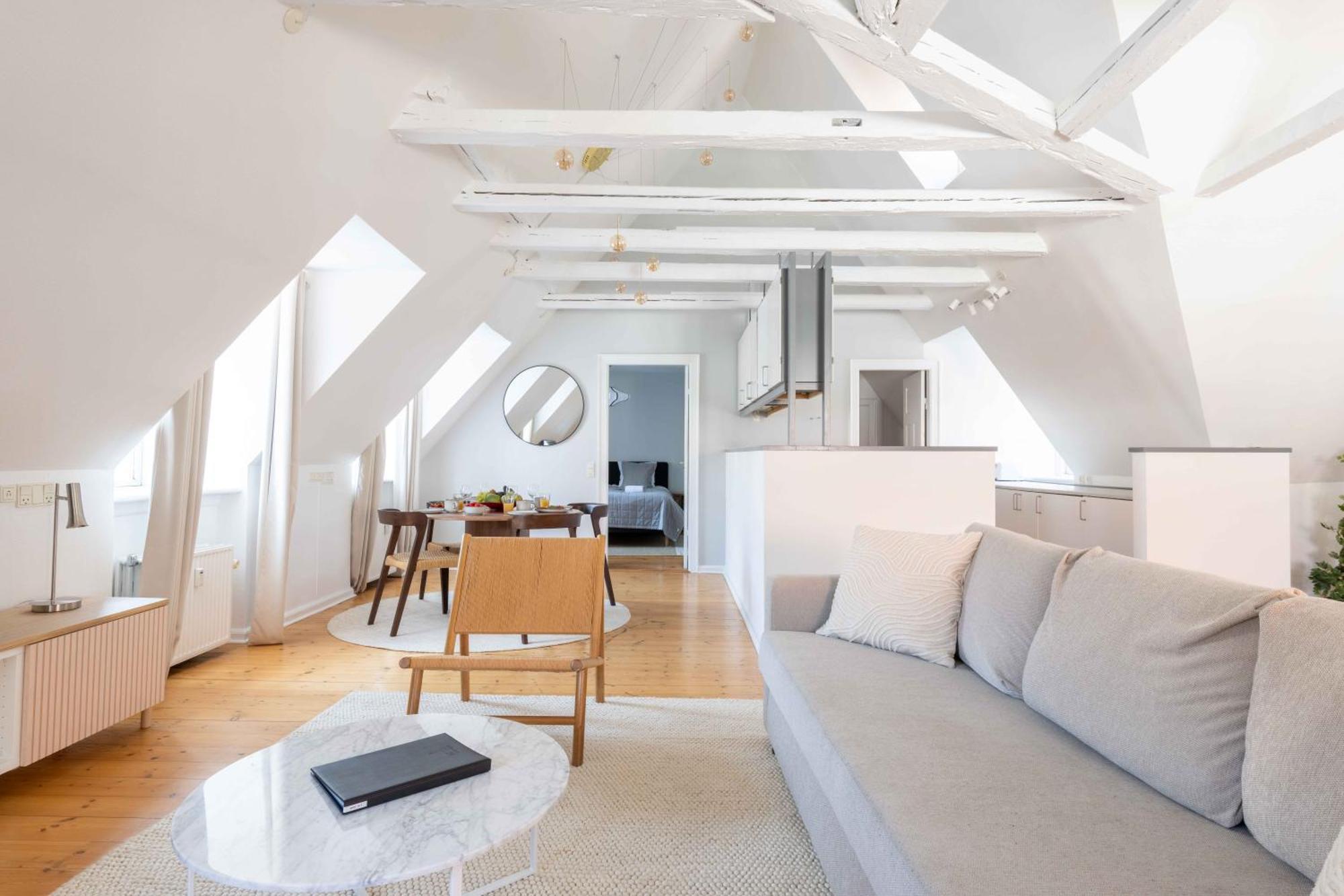 Unique W Exposed Beams Next To Tivoli Apartment