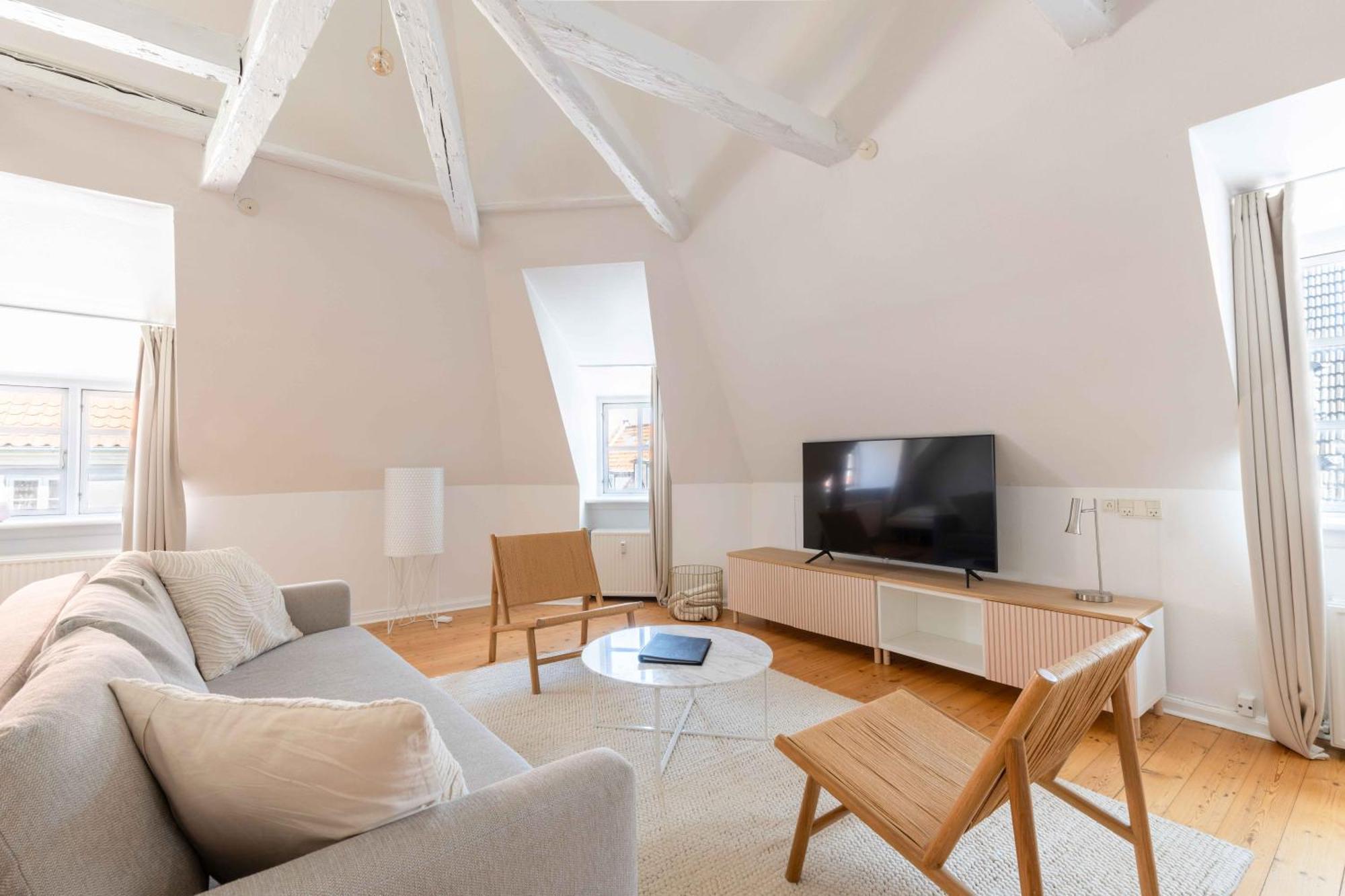 Unique W Exposed Beams Next To Tivoli Appartement