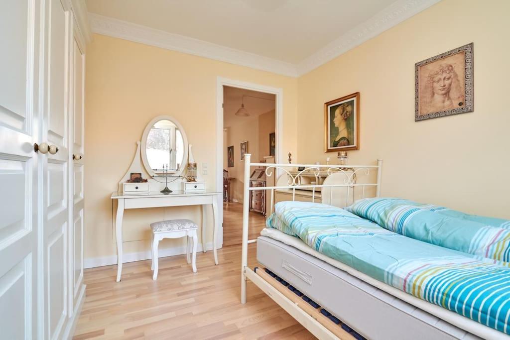 Classic Groundfloor With Patio Close To Metro Apartment