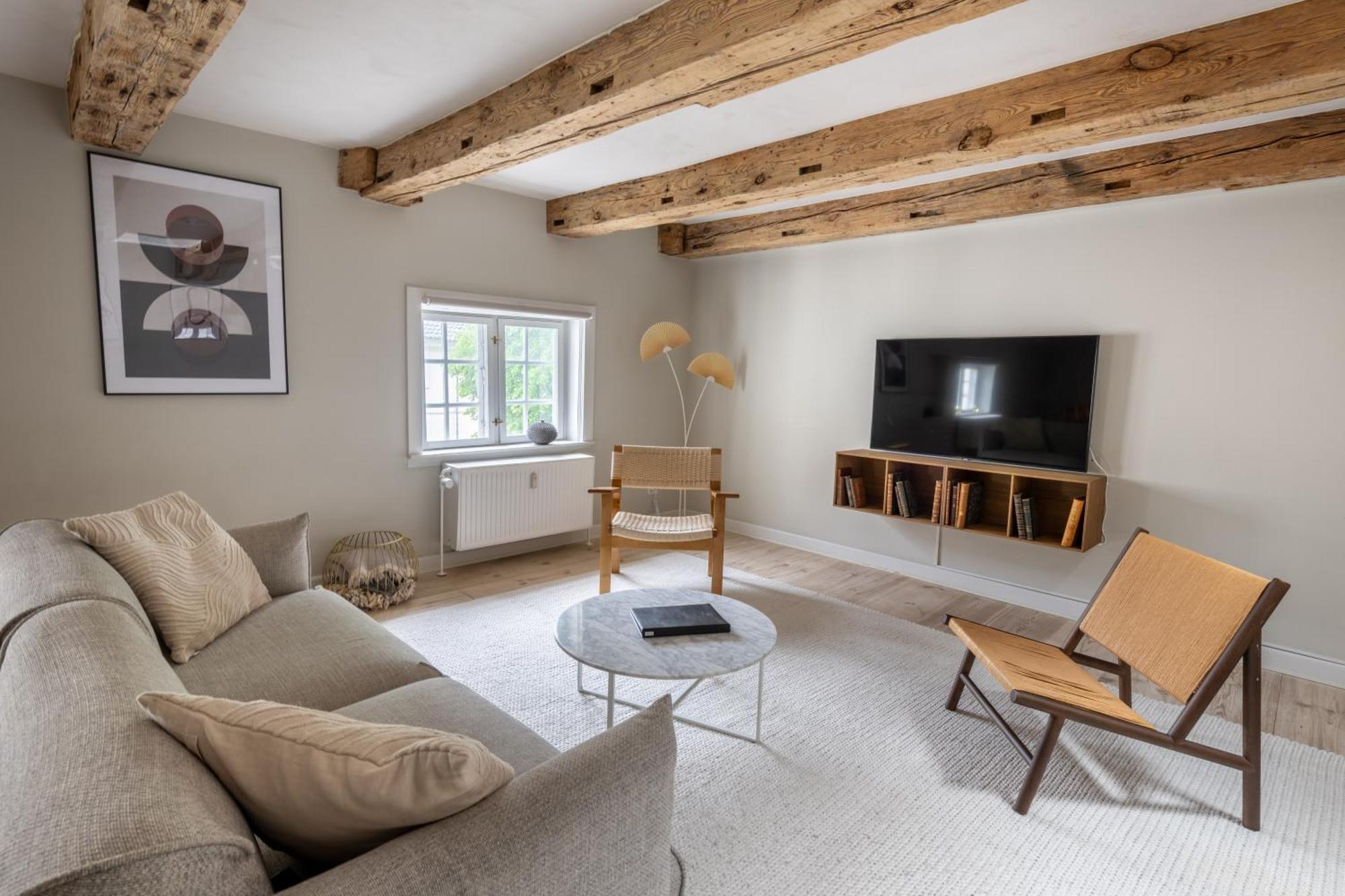 Lejlighed With Exposed Ceiling Beams København