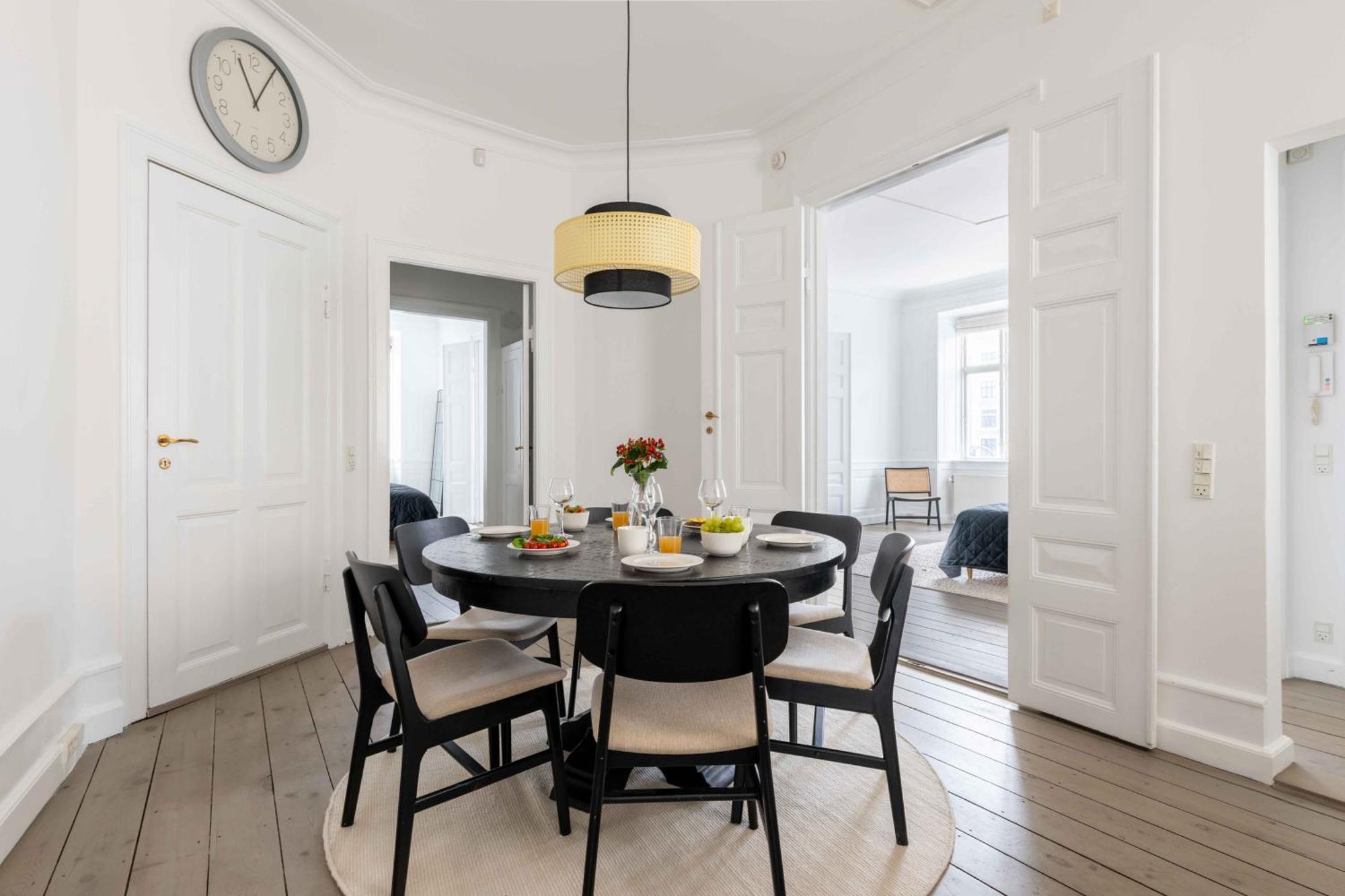 Chic Flat In Vibrant Area By Canals *