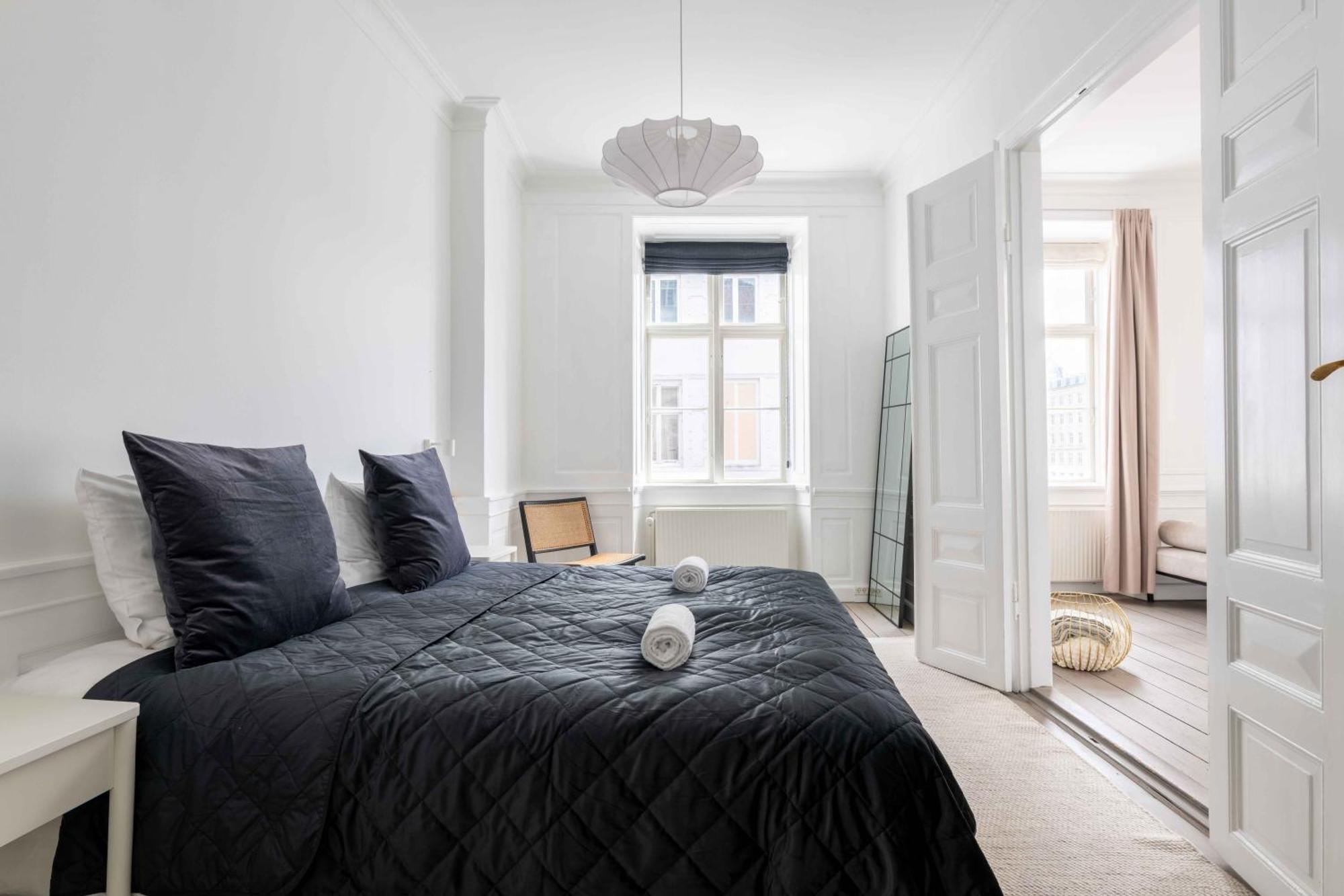 Chic Flat In Vibrant Area By Canals