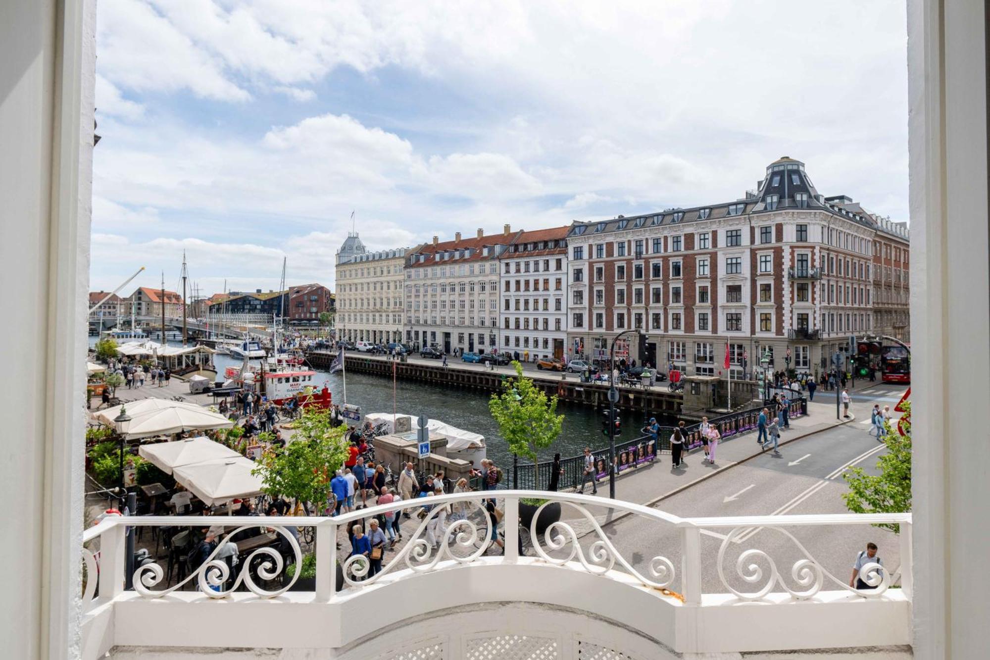 Chic Flat In Vibrant Area By Canals *