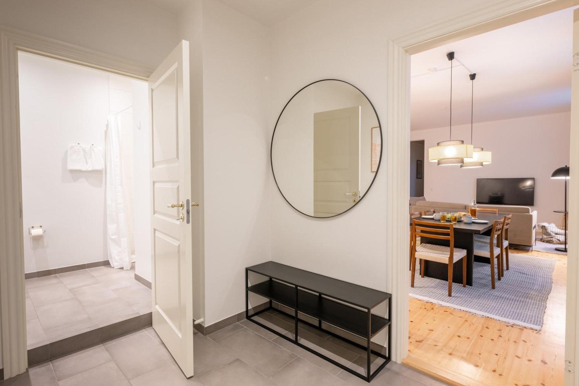 Stunning 5 Bedroom Apartment By The Lakes *