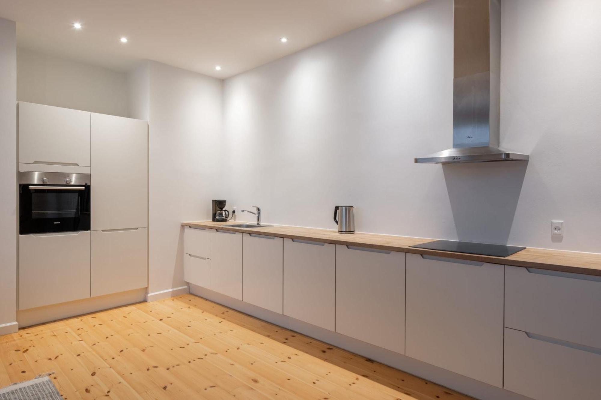 Stunning 5 Bedroom Apartment By The Lakes