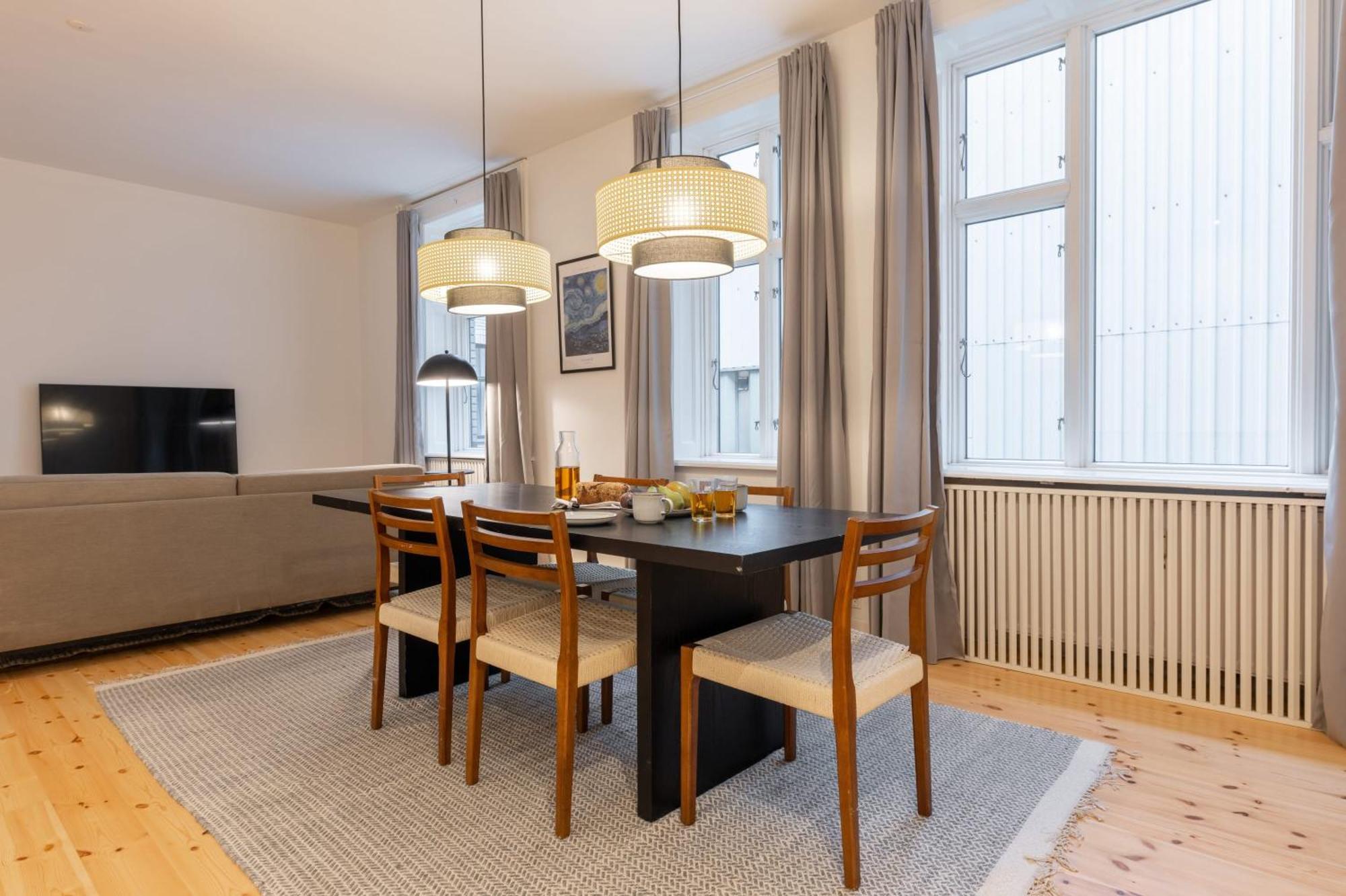 Stunning 5 Bedroom Apartment By The Lakes *