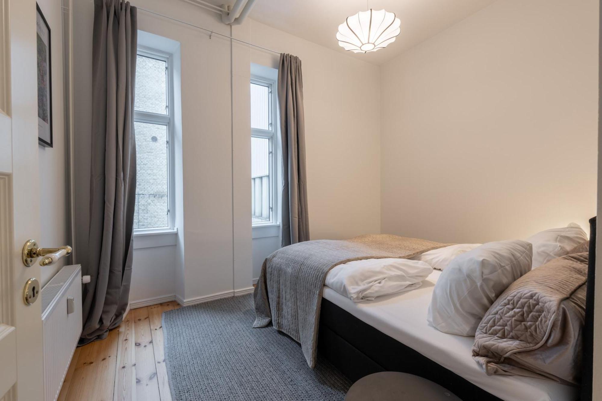 Stunning 5 Bedroom By The Lakes Apartment *