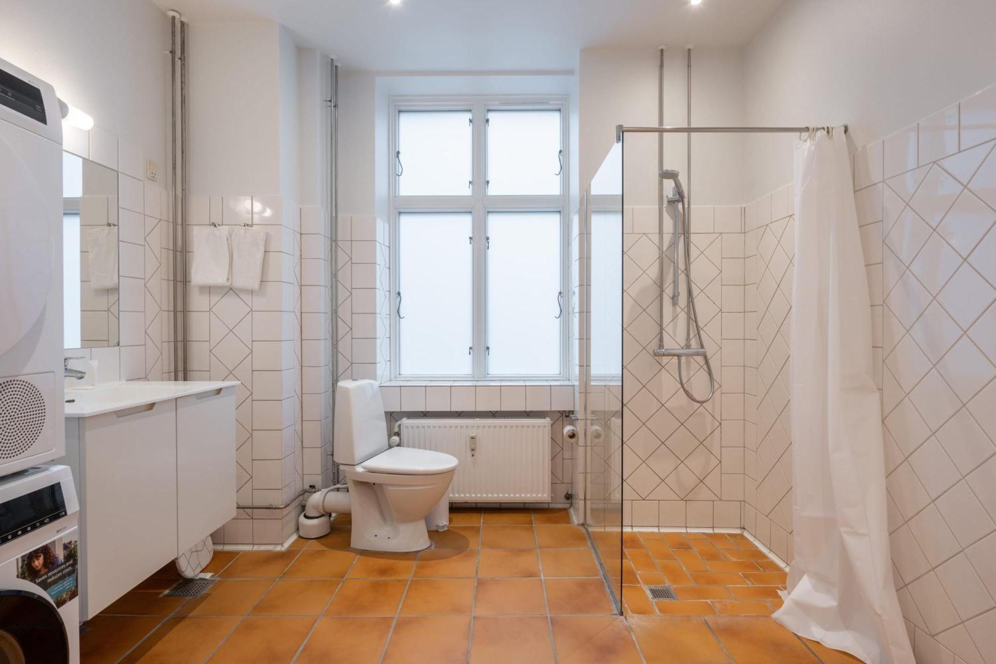 Stunning 5 Bedroom Apartment By The Lakes Apartment