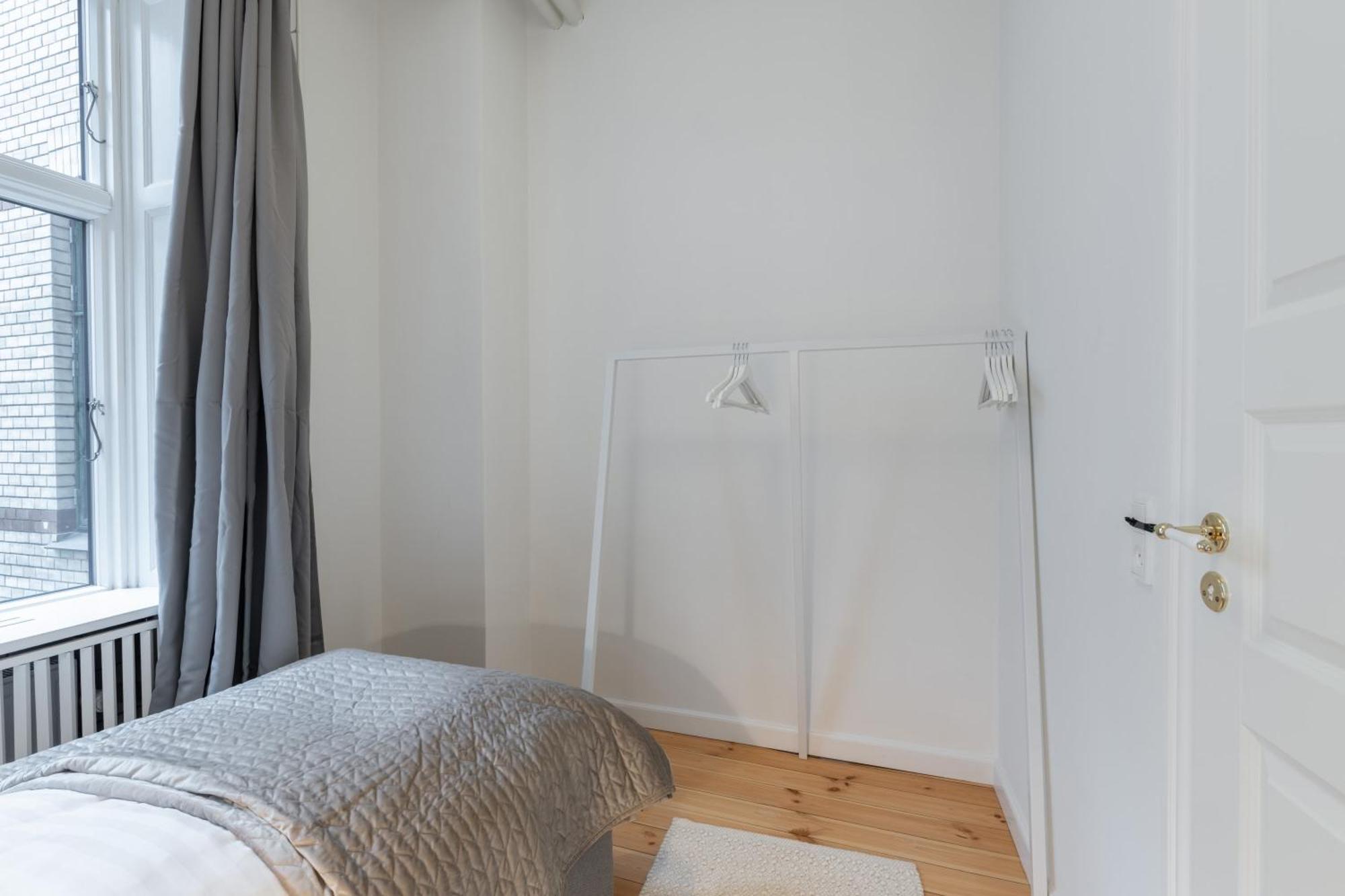 Stunning 5 Bedroom Apartment By The Lakes *