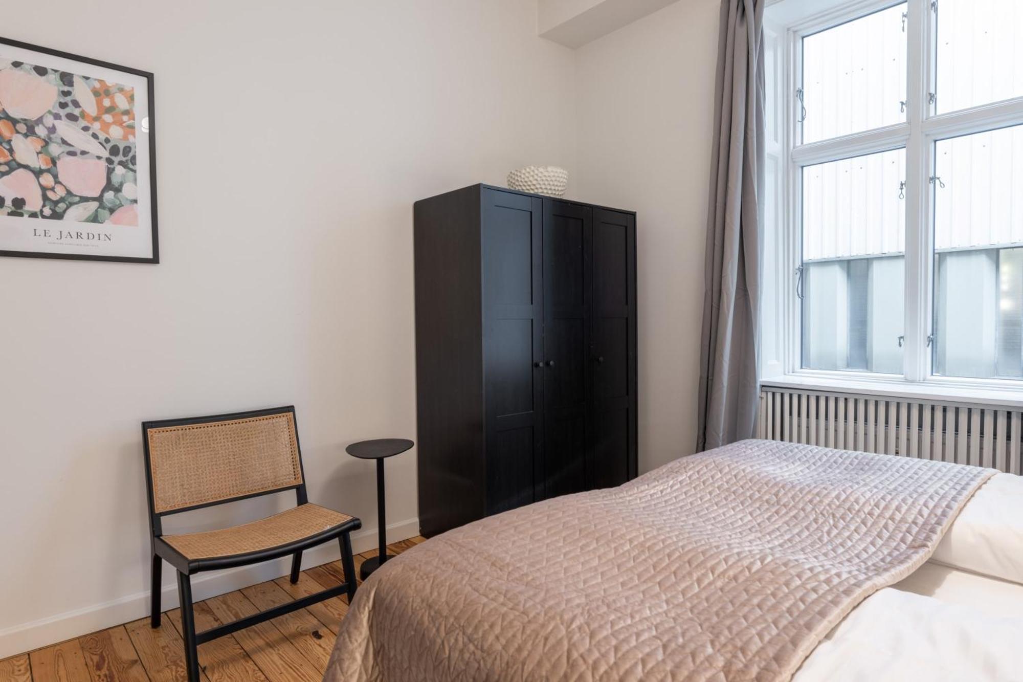 Stunning 5 Bedroom Apartment By The Lakes Apartment *