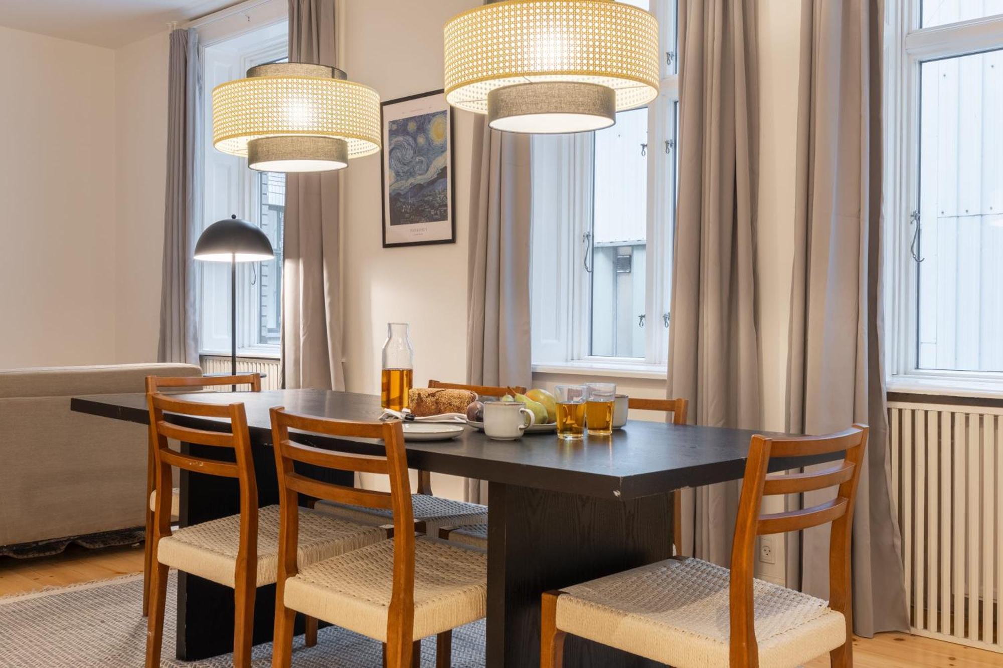 Stunning 5 Bedroom Apartment By The Lakes *