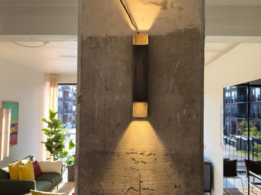 Stunning Industrial-style Loft By The Canals Lejlighed