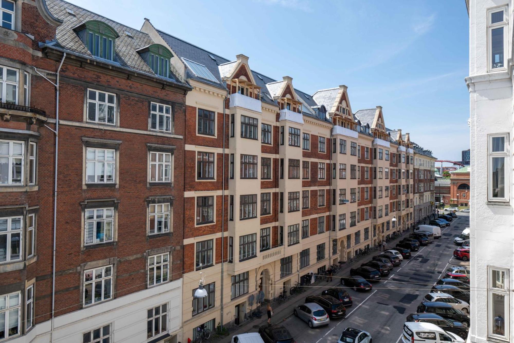 Large Flats In By Tivoli Gardens