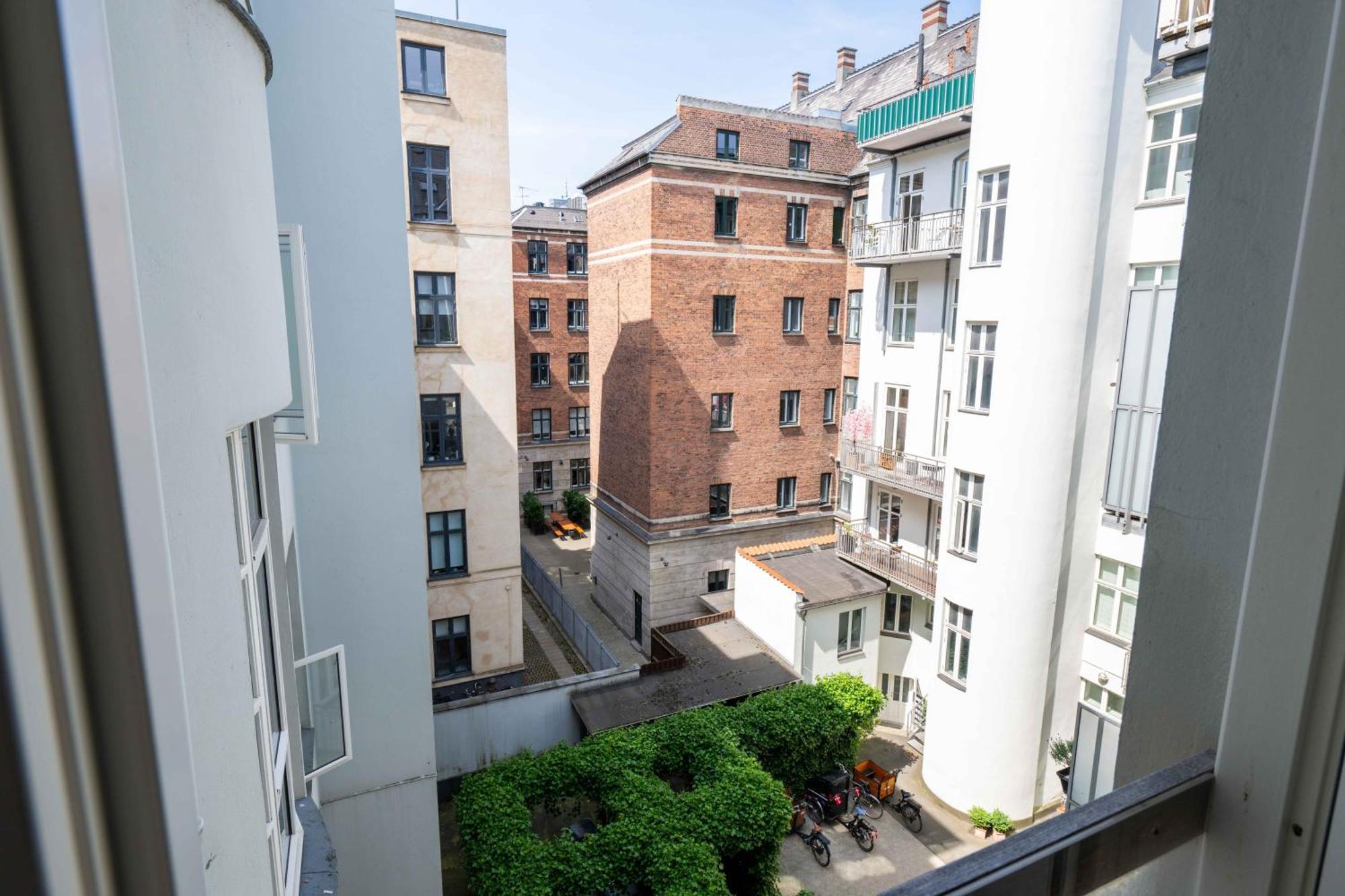 Large Flats In By Tivoli Gardens Apartment