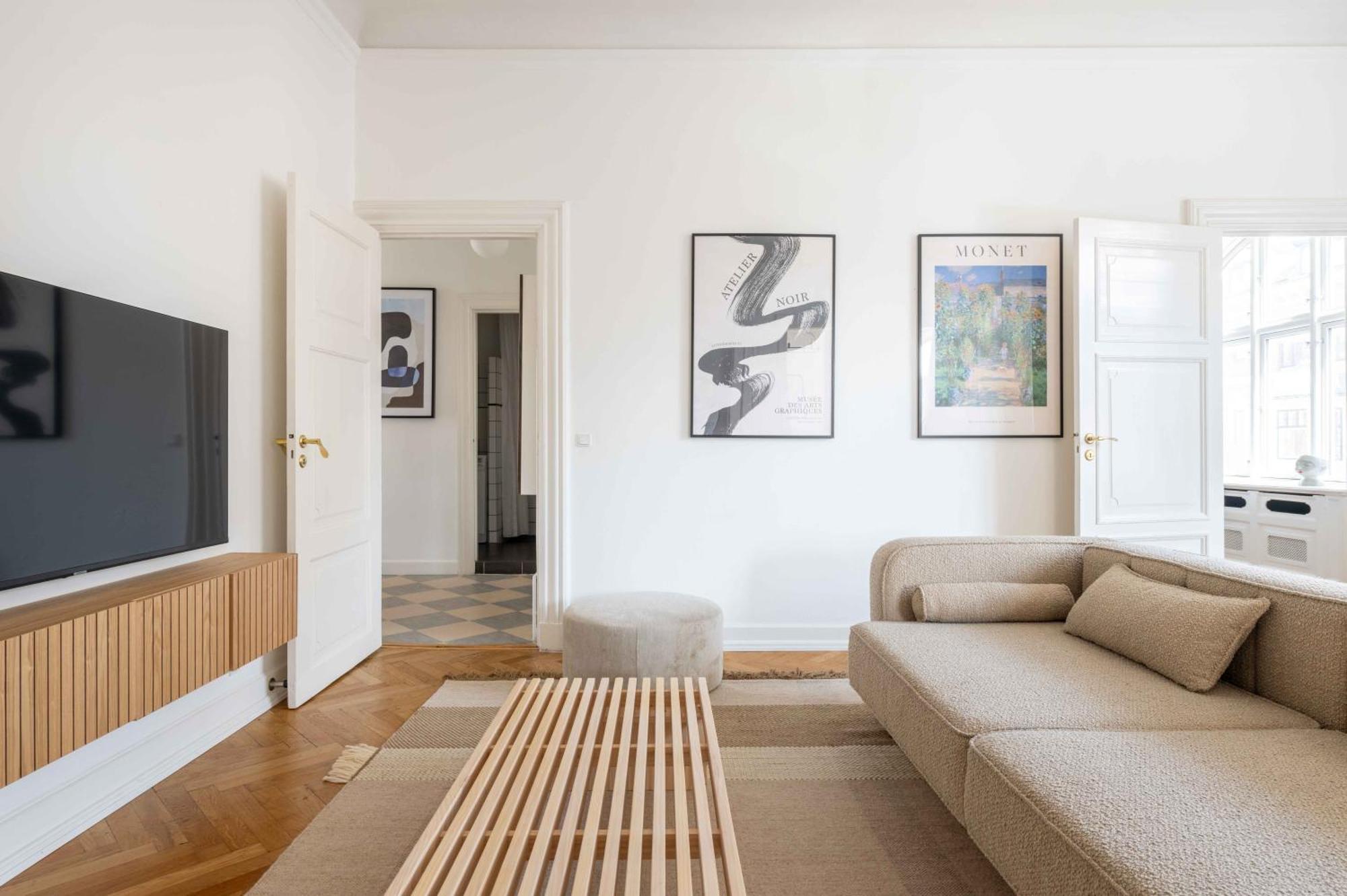 Large Flats In By Tivoli Gardens *
