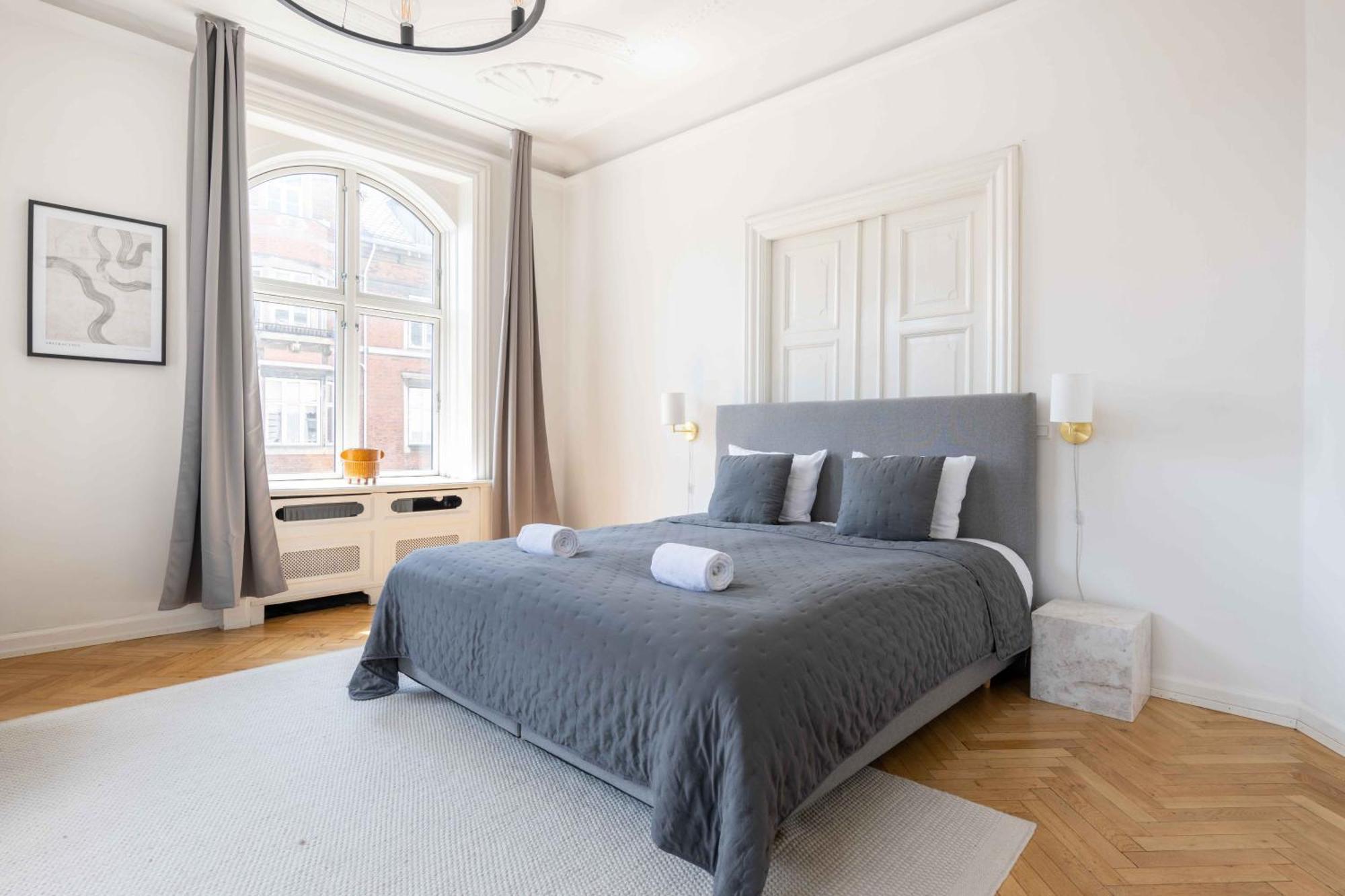 Large Flats In By Tivoli Gardens Apartment *