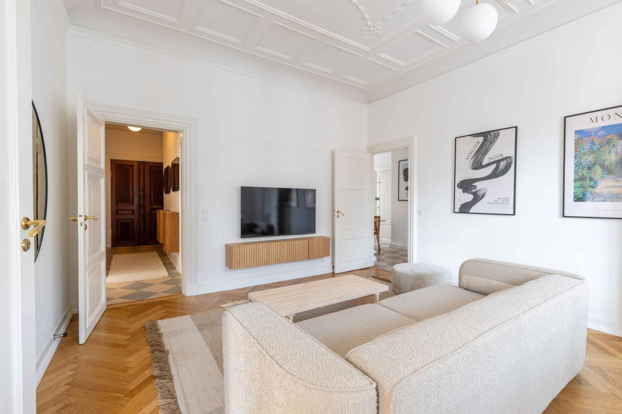 Large Flats In By Tivoli Gardens *