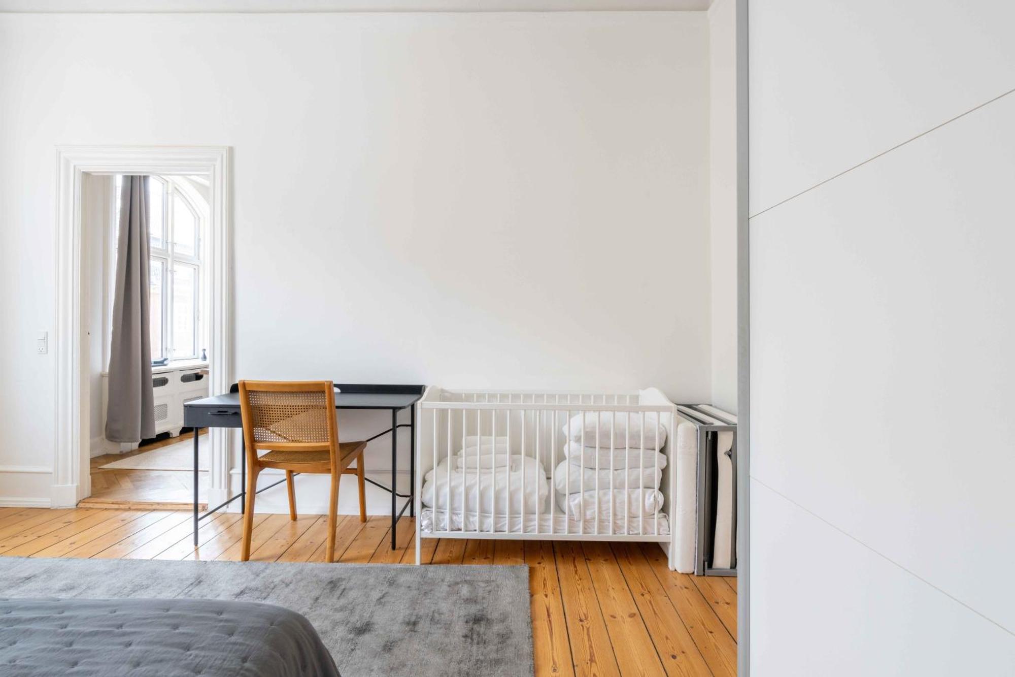 Large Flats In By Tivoli Gardens