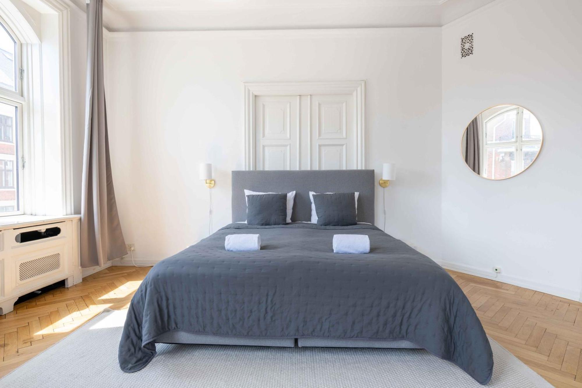 Large Flats In By Tivoli Gardens *