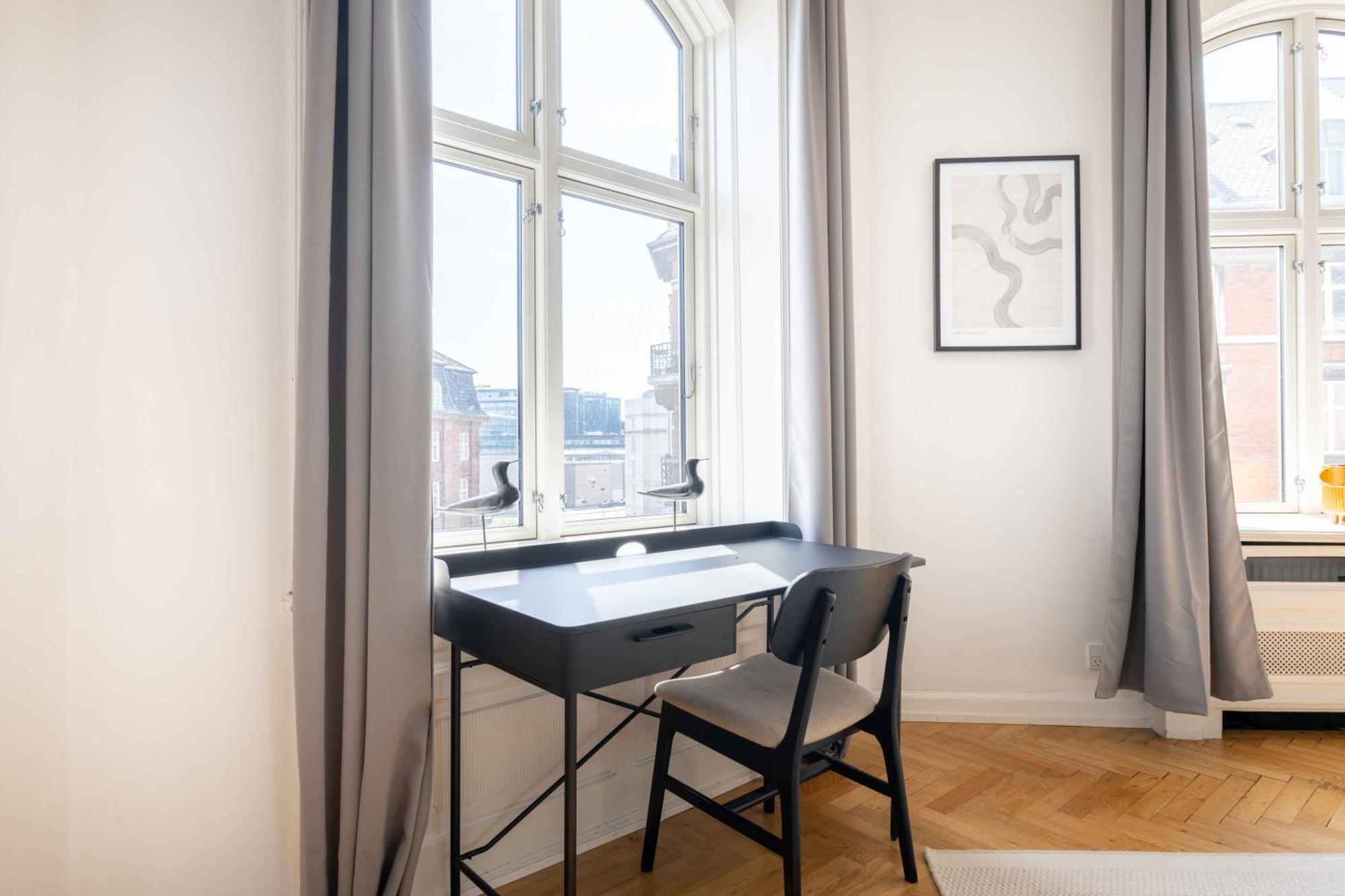 Large Flats In By Tivoli Gardens Apartment