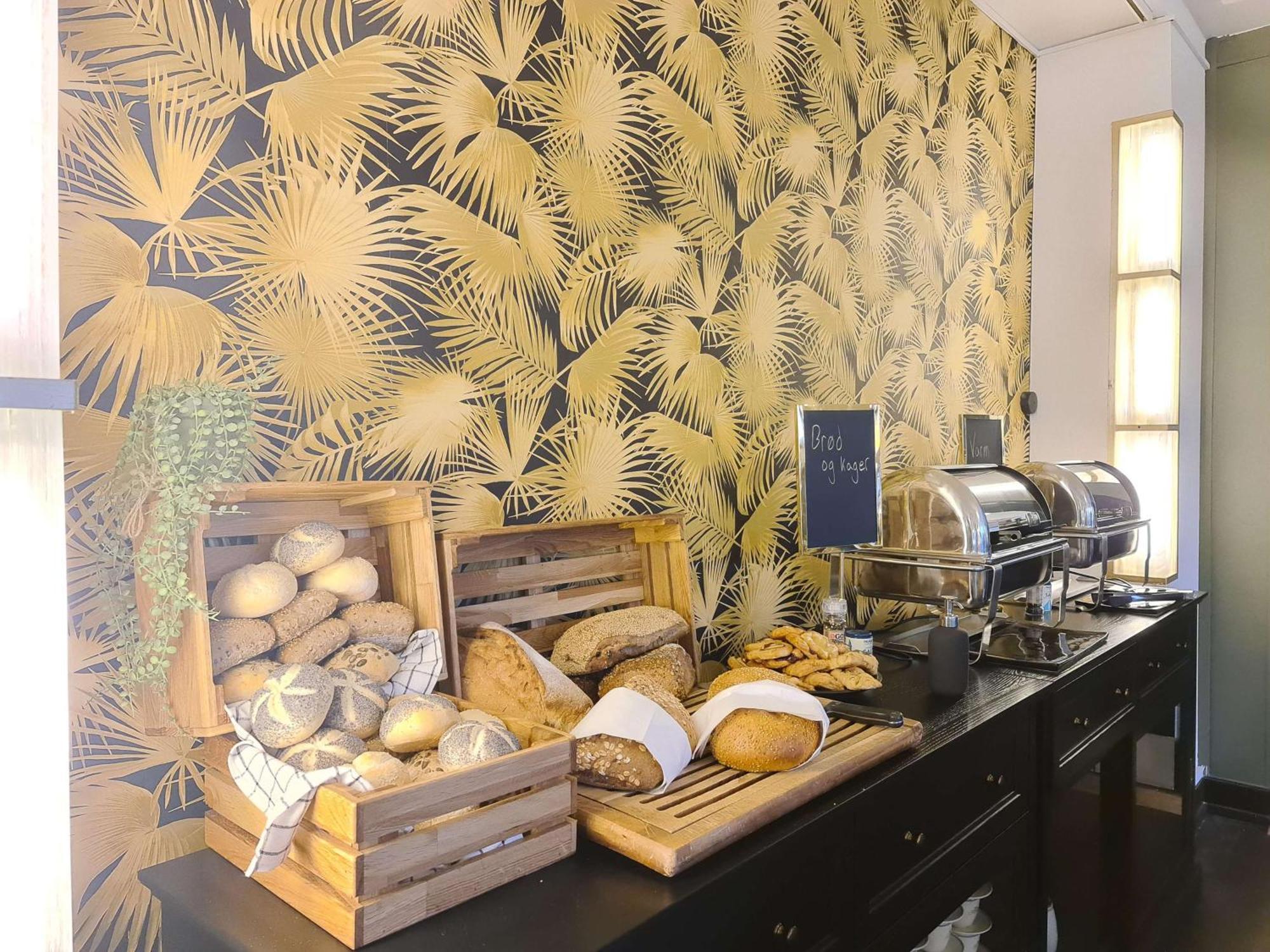 Astoria, Western Signature Collection 3*