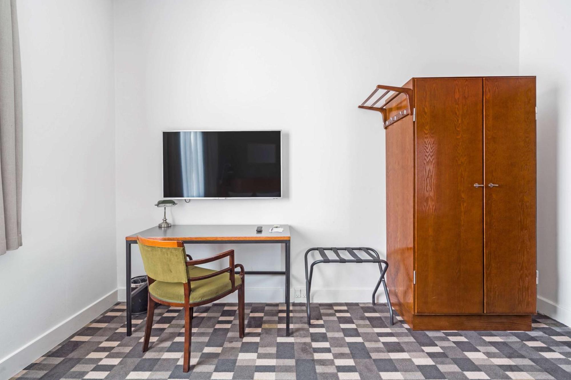 Astoria, Western Signature Collection 3*