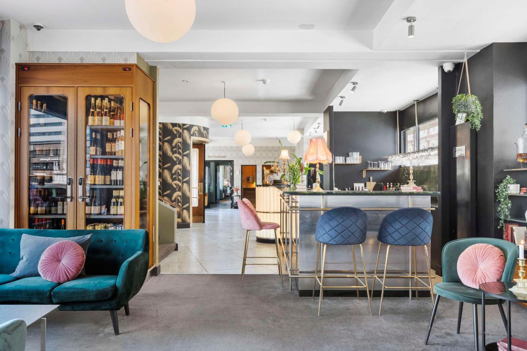 Astoria, Western Signature Collection