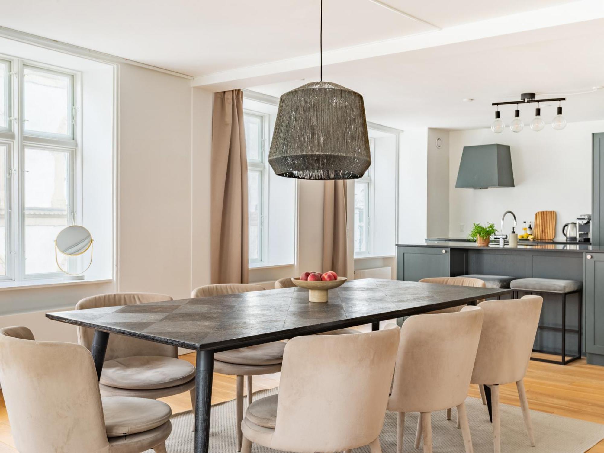 Sanders Regent - Popular Three-bedroom Near Square