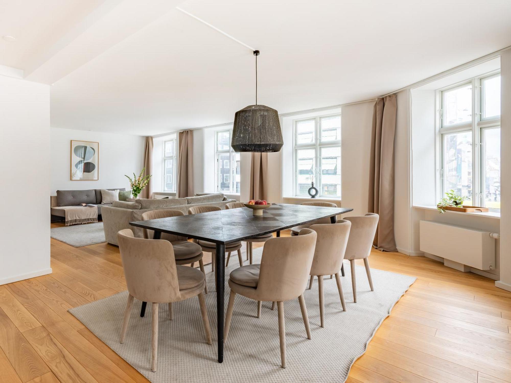 Sanders Regent - Popular Three-bedroom Near Square Apartment