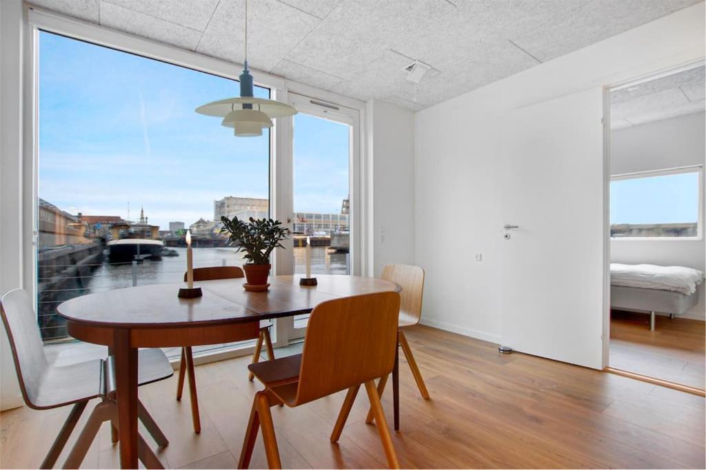 Modern Houseboat - Downtown Apartment *