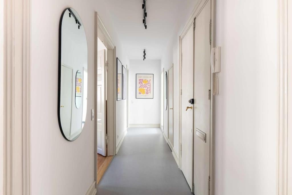 Apartamento Spacious On Lively & Vibrant Street *