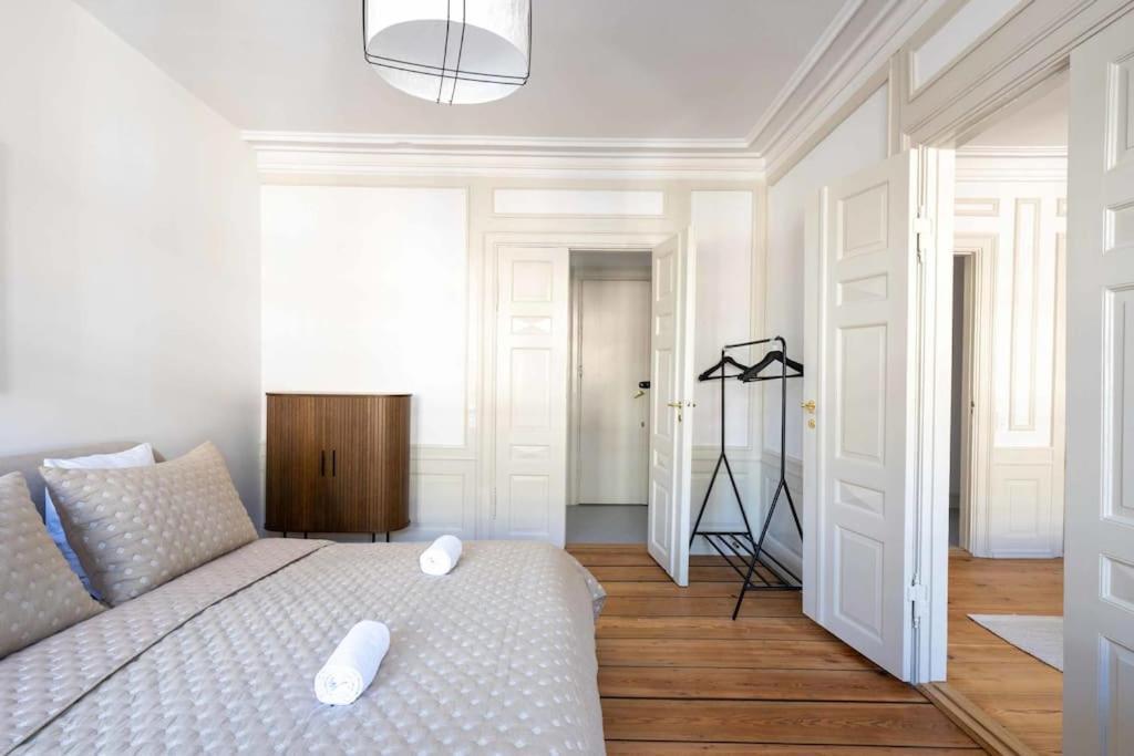Spacious Apartment On Lively & Vibrant Street Apartment