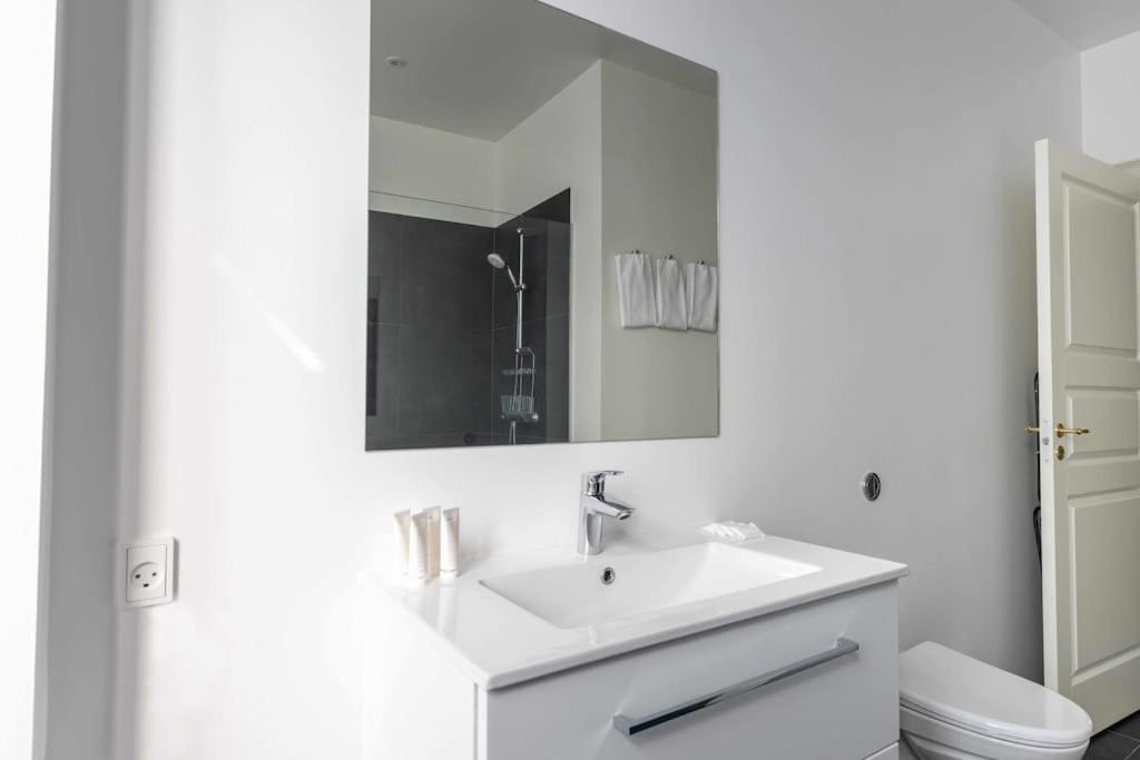 Spacious Apartment On Lively & Vibrant Street Apartment *