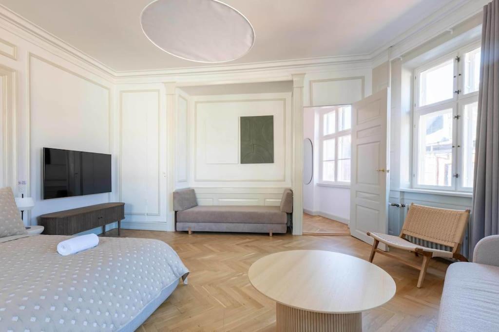 Spacious Apartment On Lively & Vibrant Street *