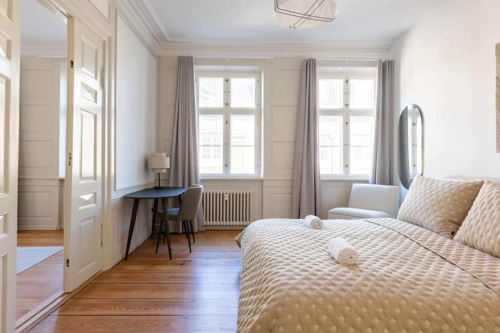 Spacious Apartment On Lively & Vibrant Street *