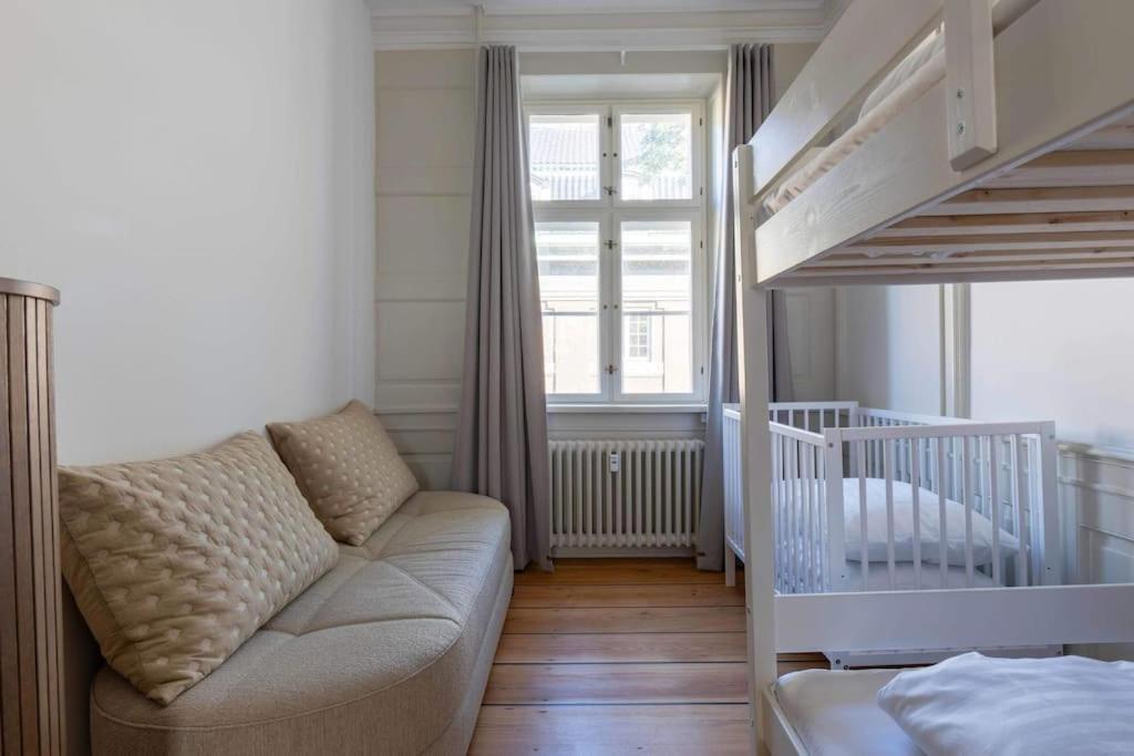 Apartment Spacious Apartment On Lively & Vibrant Street